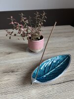 Räucherstäbchenhalter Pali blau, Aluminium im Blattdesign