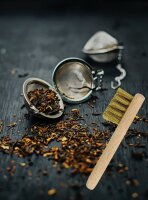 Messingbürste mit Griff, Reinigungsbürste für Räuchersiebe, 12 cm